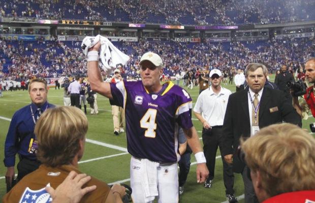 Minnesota Vikings quarterback Brett Favre waves to the crowd after throwing a 32-yard touchdown pass to defeat the San Francisco 49ers, 27-24 at the Metrodome in Minneapolis, Minnesota, Sunday, September 27, 2009. (Brian Peterson/Minneapolis Star Tribune/MCT)