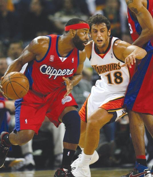The Los Angeles Clippers Baron Davis drives past Golden State Warriors defender Marco Belinelli during the first quarter at Oracle Arena in Oakland, California, Tuesday, March 17, 2009. The Warriors defeated the Clippers, 127-120. (D. Ross Cameron/Oakland Tribune/MCT)