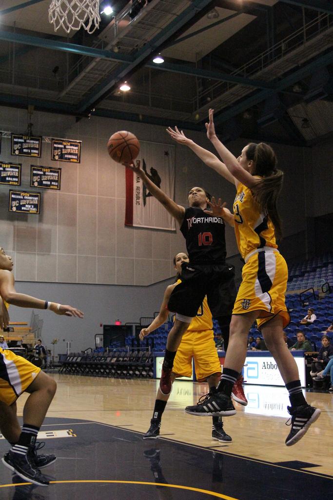 Matador+guard+Janae+Sharpe+helped+cut+Long+Beachs+lead%2C+but+was+not+enough+as+CSUN+fell+to+the+49ers+in+double-overtime+at+the+Matadome+Saturday+night.+Photo+Credit%3A+Michael+Cheng+%2F+Daily+Sundial