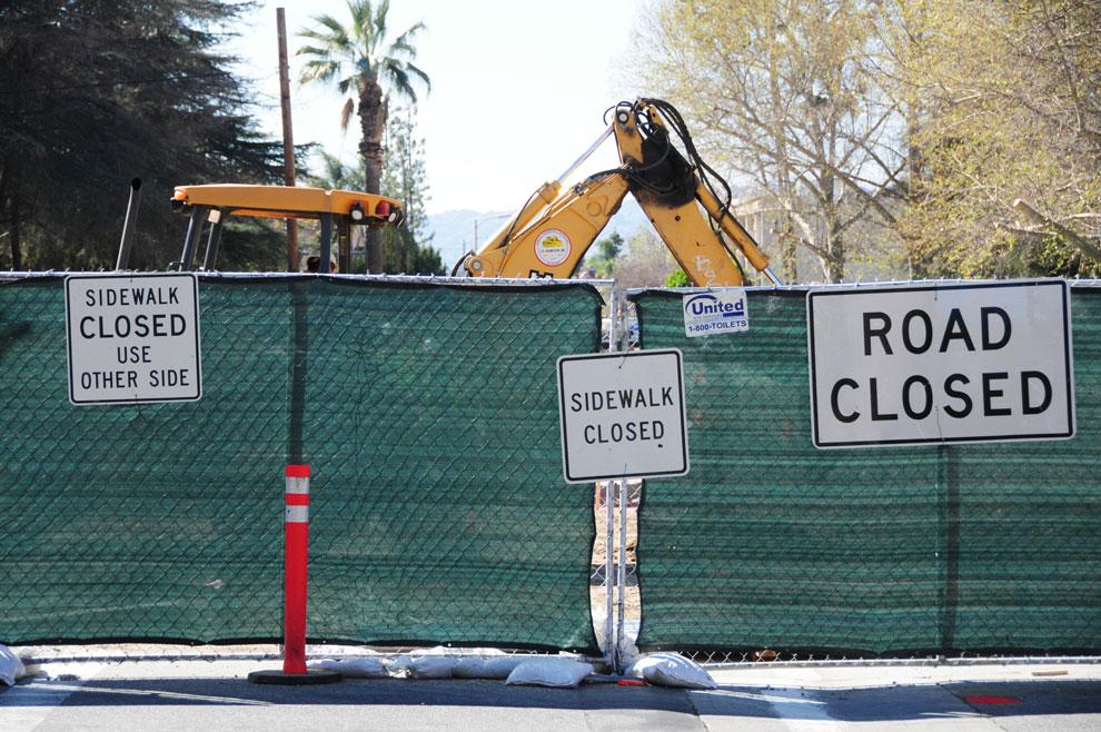 Located behind a closed off sidewalk on Etiwanda Avenue, is one of several construction sites on campus. Mariela Molina / Photo Editor