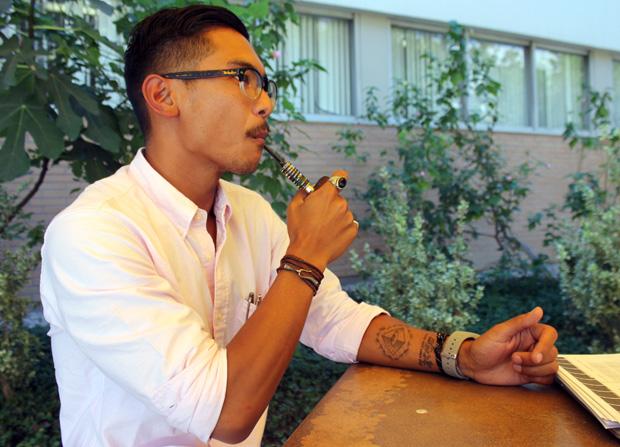 Justin Galanto uses his e-cigarette, an alternative to to traditional cigarettes. E-cigarettes have gained popularity over the last few years. Photo credit: Ana Rodriguez / Daily Sundial