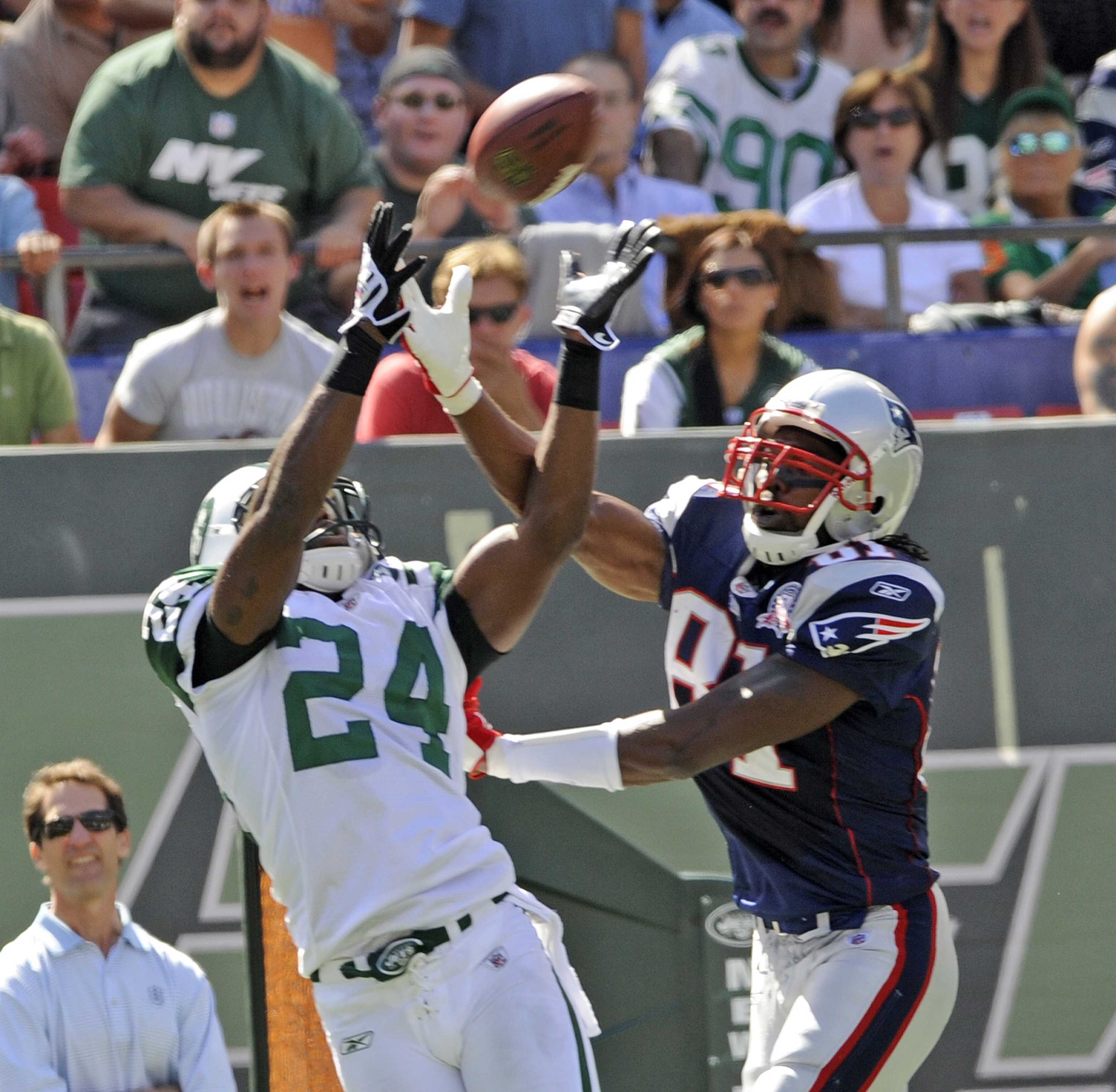 New York Jets Darrelle Revis intercepts a pass intended for New England Patriots Randy Moss in the end zone at Giants Stadium in East Rutherford, New Jersey, Sunday, September 20, 2009. The Jets won 16-9. (David Pokress/Newsday/MCT)