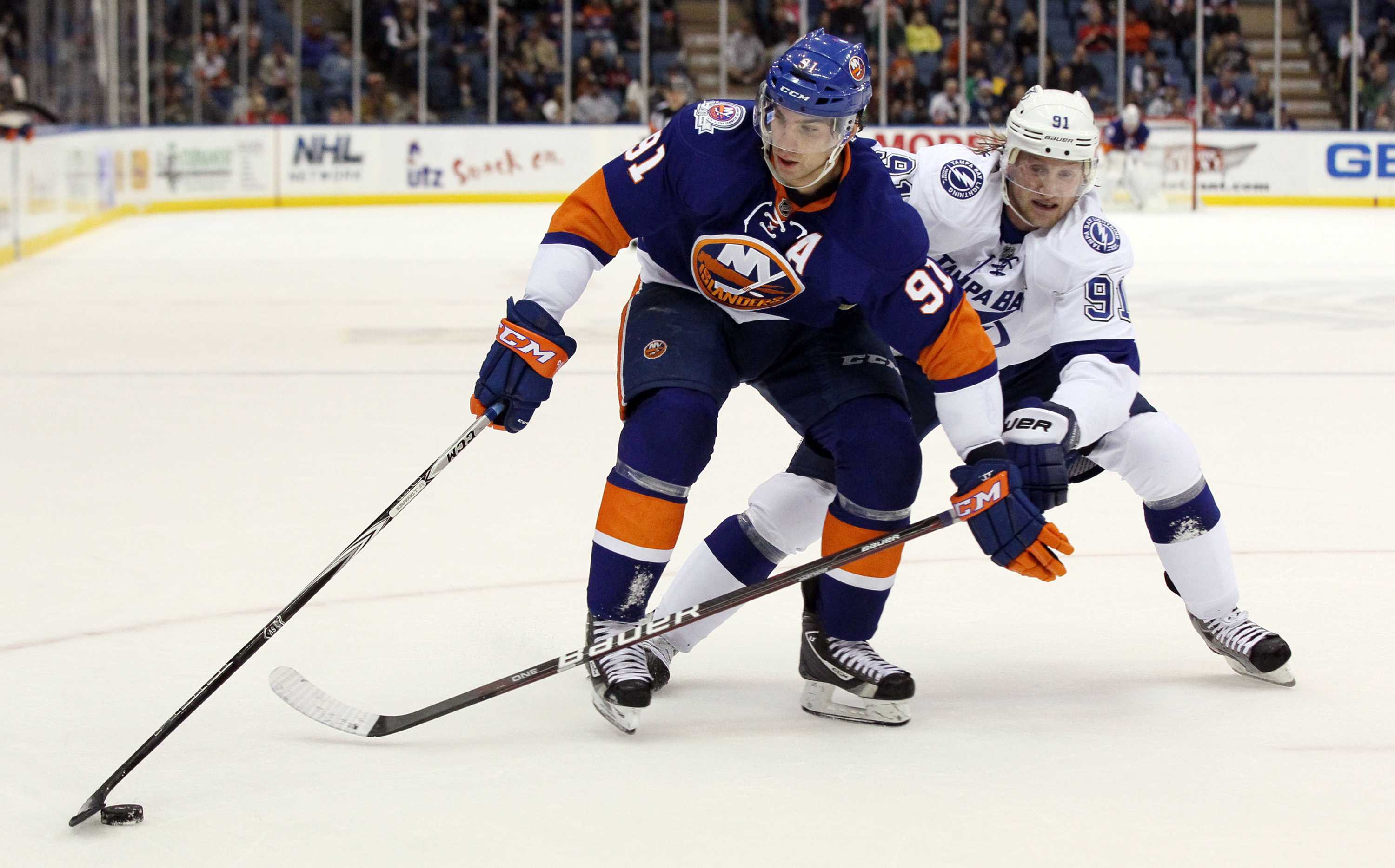 Tavares (left) has been unstoppable all season and he is just one of two players in the NHL who are top 10 in goals and top 15 in assists.
Photo courtesy of TNS.