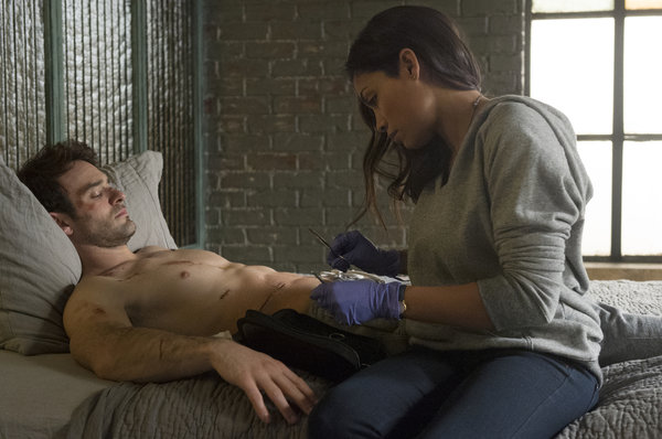 (L-R) CHARLIE COX as MATT MURDOCK and ROSARIO DAWSON as CLAIRE TEMPLE in the Netflix Original Series “Marvel’s Daredevil” 
Photo: Barry Wetcher
© 2014 Netflix, Inc. All rights reserved.
