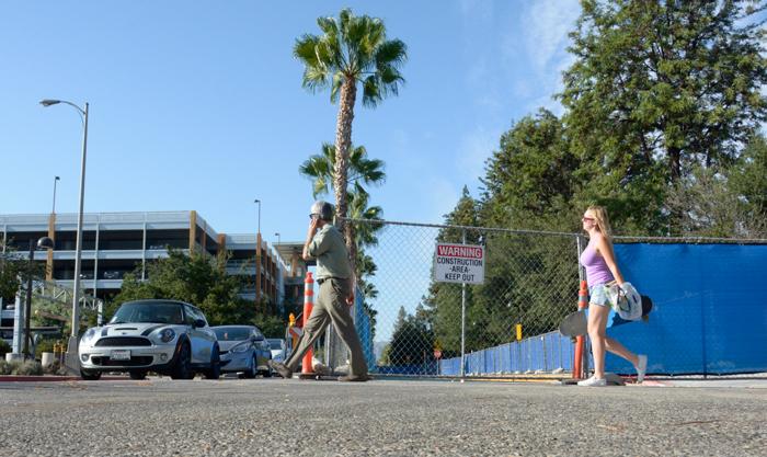 Students, faculty and staff navigate around fences blocking off parts of Etiwanda and its east sidewalk. Pipeline construction will continue for the next six to seven months, according to CSUN Physical Plant Management. Photo credit: Raul Martinez