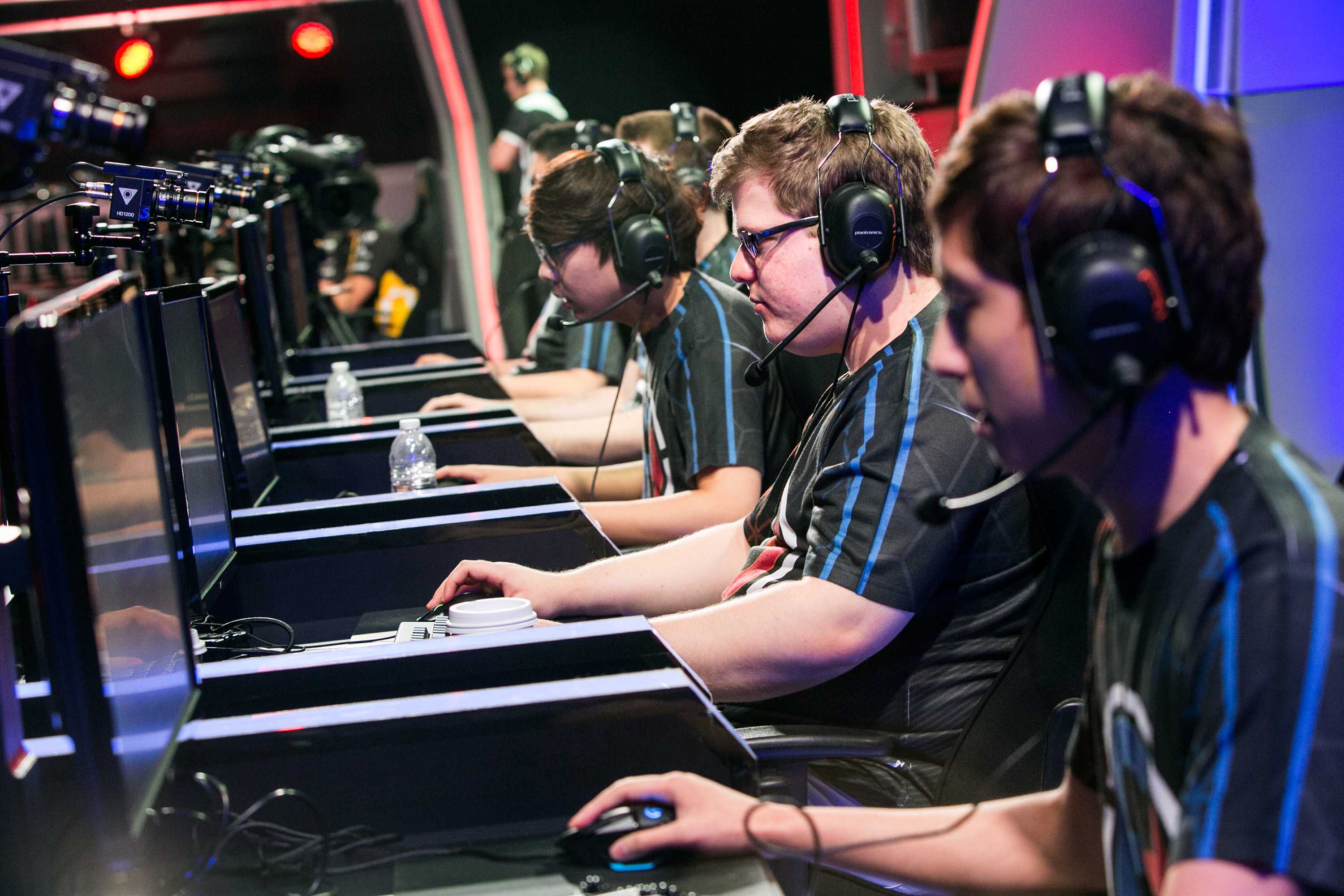 Team Fusions Zach Malhas Nien, second from right, leads his fellow teammates as they compete with Team Dignitas during a broadcasted League of Legends tournament event to enter the North American LCS league, at Riot Games studio on April 26, 2015 in Los Angeles. (Marcus Yam/Los Angeles Times/TNS)