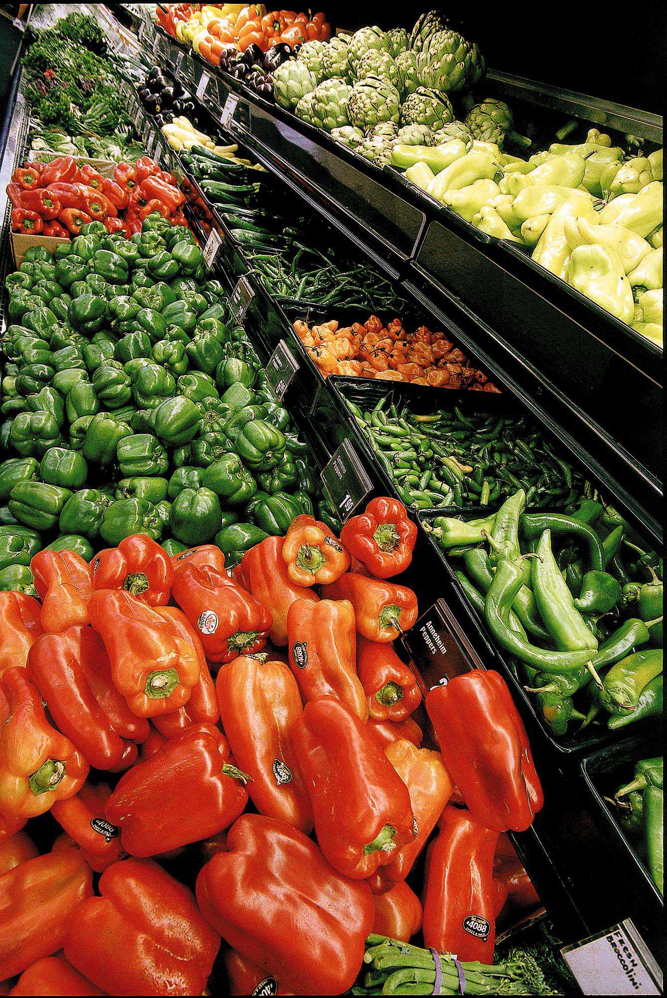 Healthy+foods+such+as+produce+are+found+in+the+perimeters+of+grocery+stores.+%28BOB+FILA%2FCHICAGO+TRIBUNE%29