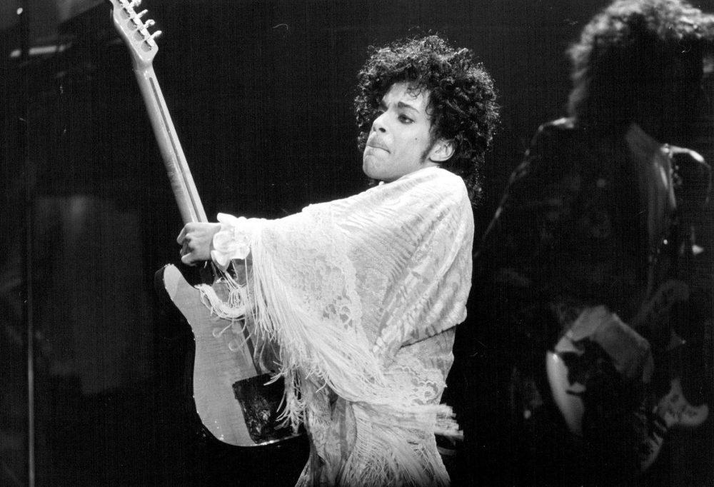 Prince+playing+guitar+on+stage