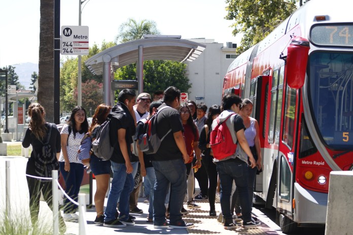 Commuting students board the bus on Vincennes St. near CSUN campus. (Josue Aguilar/The Sundial)