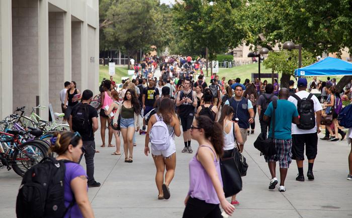 CSUN+students+crowd+the+walkways+between+classes