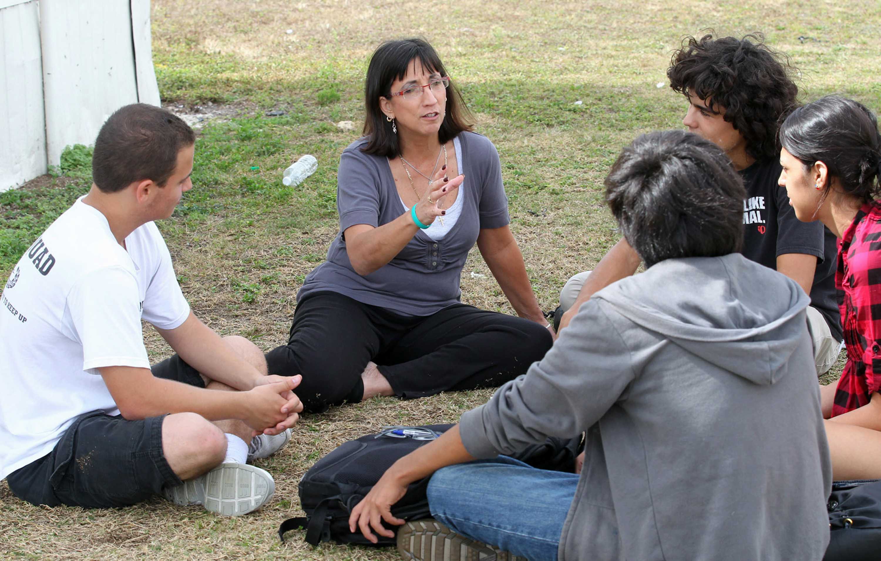 Woman+speaks+to+small+group+of+students