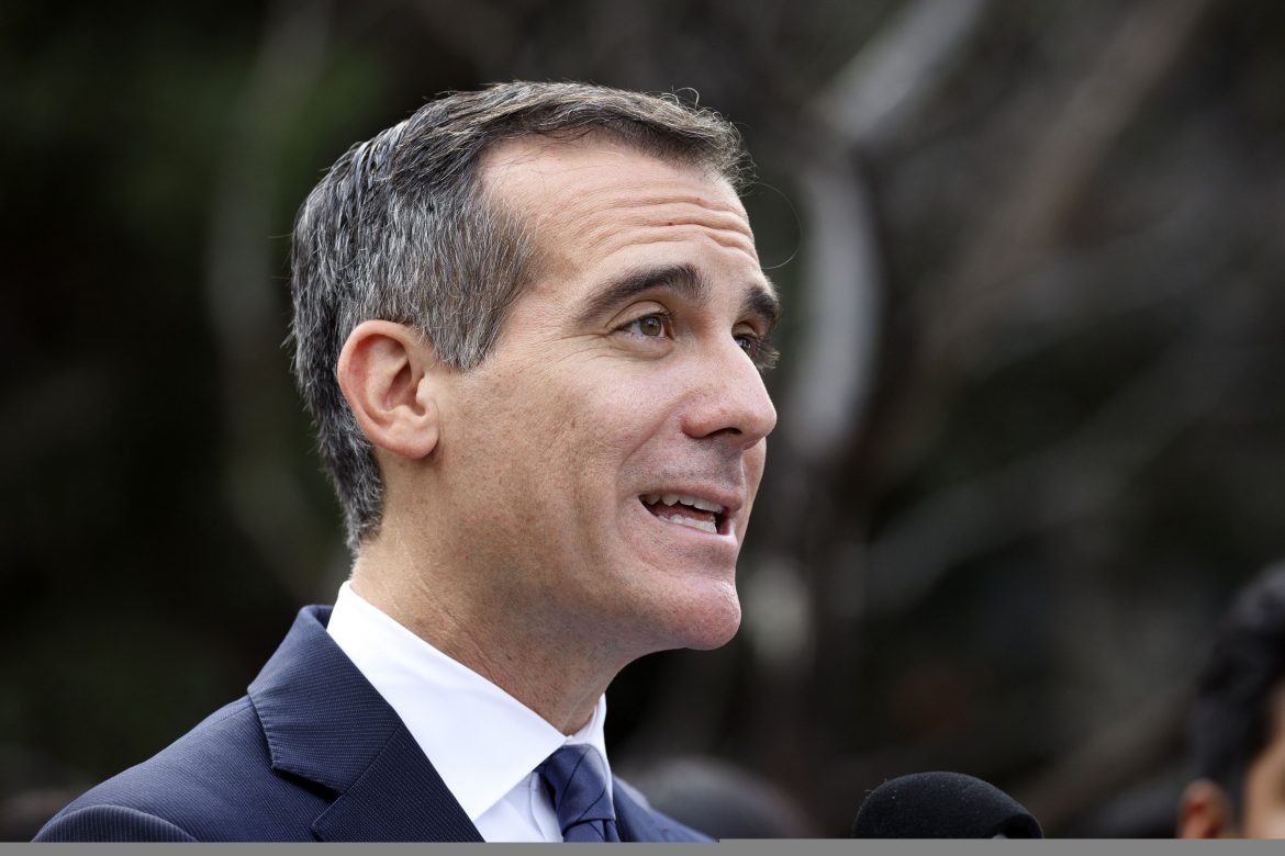Eric Garcetti speaks with students at a high school