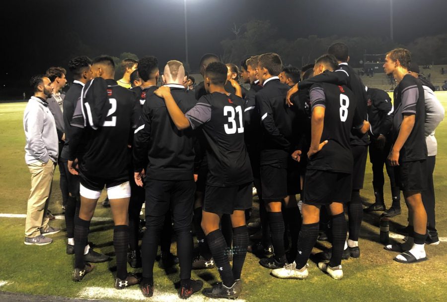 CSUN+Mens+Soccer+team+post-game+huddle+up