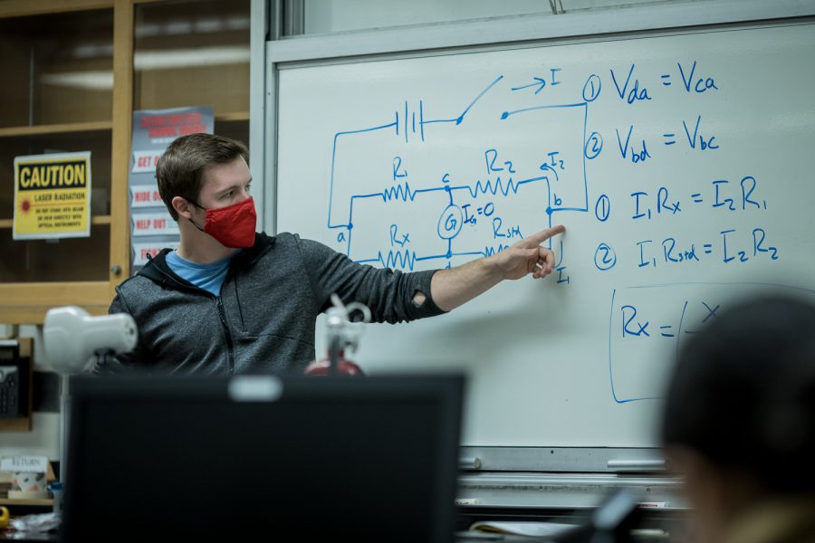 Tanner Rosenberg, a teaching associate for the physics and astronomy department, teaches circuit equations to his physics lab class at CSUN in Northridge, Calif. on Thursday, March 25, 2021. The class was held in the Live Oak building.