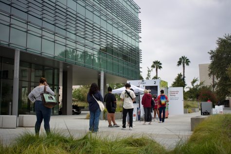 Students line up to get COVID-19 test on CSUNs campus on Sept. 29. 2021 in Northridge, Calif.