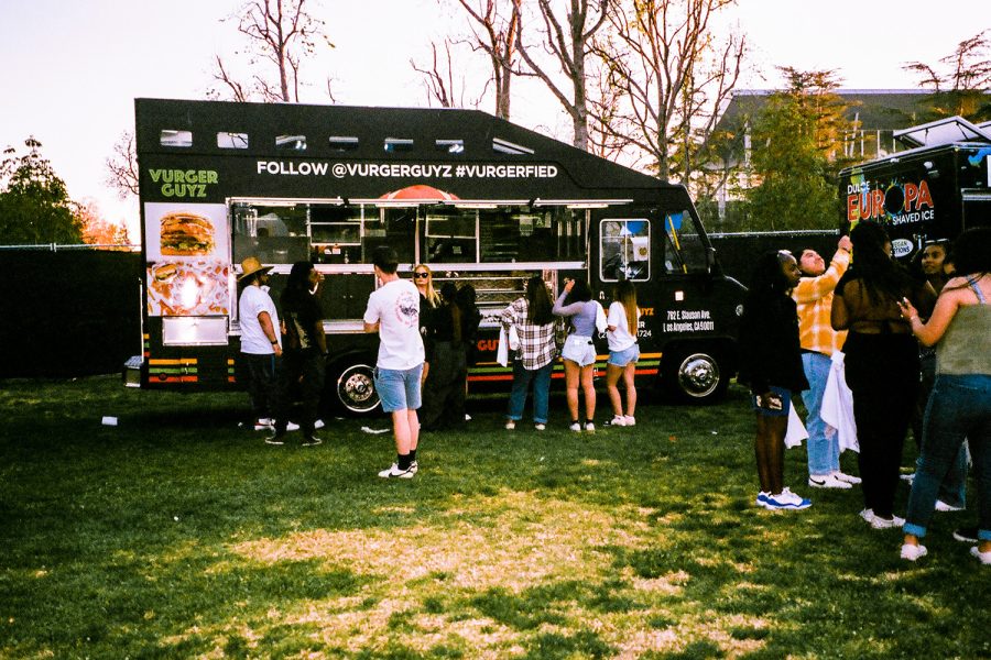 CSUN students ordering food on the food truck
