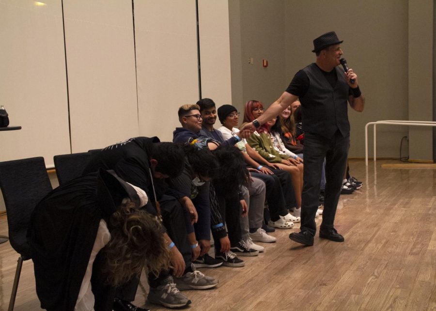A hypnotist talking with the audience