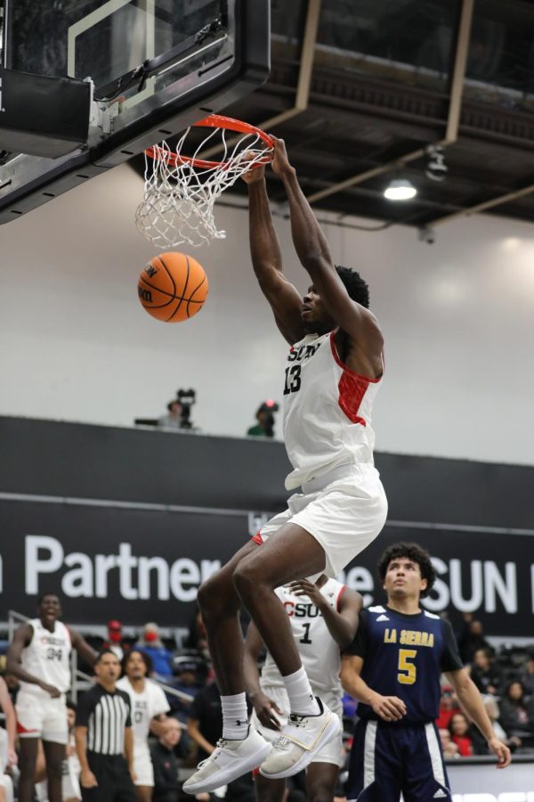 Matadors+forward+Onyi+Eyisi+dunks+the+ball+at+the+Premier+America+Credit+Union+Arena+on+Monday%2C+Nov.+7%2C+2022%2C+in+Northridge%2C+Calif.+Eyisi+scored+eight+points+on+4-4+shooting+from+the+field%2C+while+the+Matadors+put+up+52+points+in+the+paint+in+their+90-55+victory+over+the+Golden+Eagles.