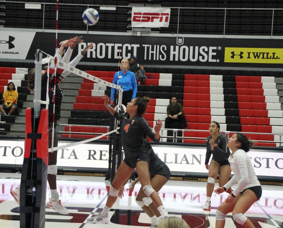 CSUN+womens+volleyball+team+playing+a+game
