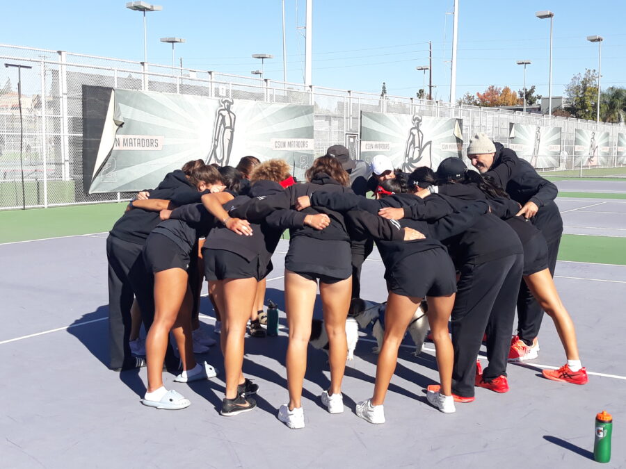 CSUN+womens+tennis+team+huddle+each+other