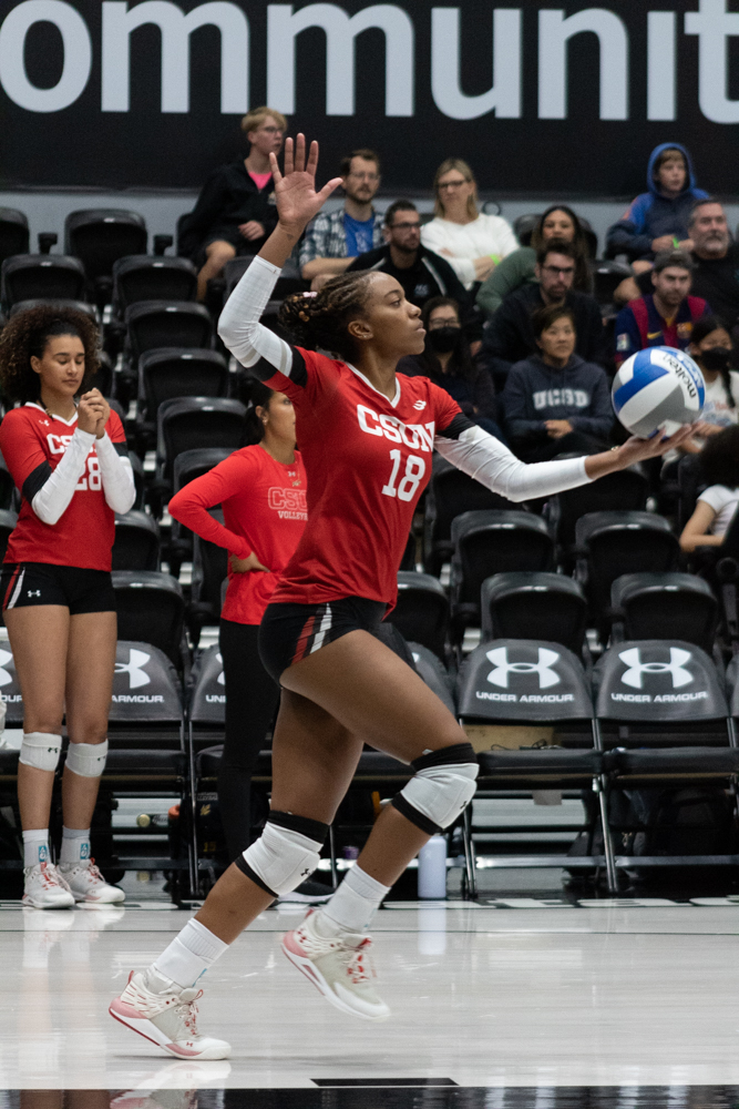 Middle+blocker+Lauryn+Anderson%2C+18%2C+serves+the+ball+for+the+UC+San+Diego+Tritons+to+receive+it+on+Friday%2C+Oct.+28%2C+2022%2C+at+the+Premier+America+Credit+Union+Arena+in+Northridge%2C+Calif.