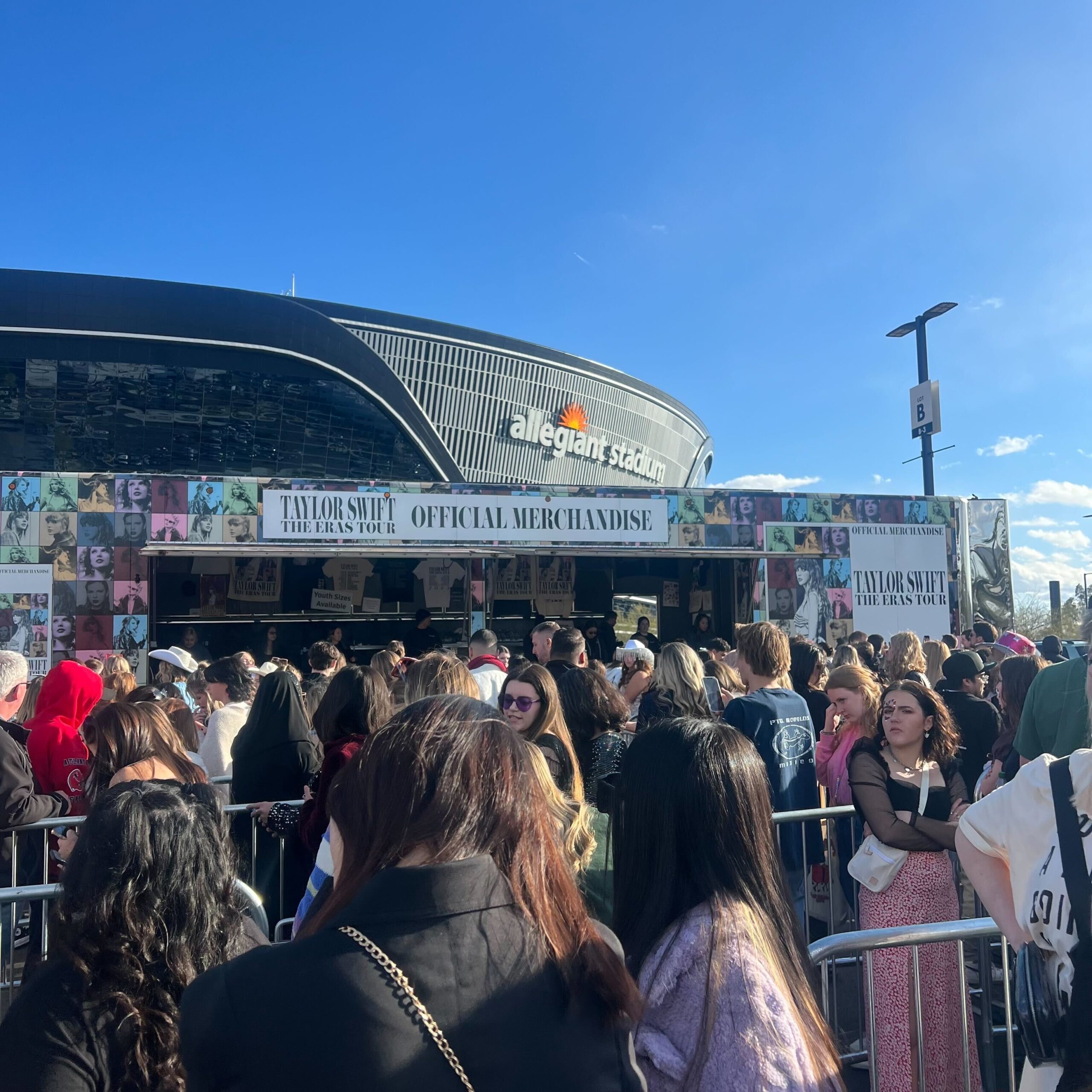 SoFi Stadium's Taylor Swift merch sale brings out the masses – a day before  the shows even begin – Daily News