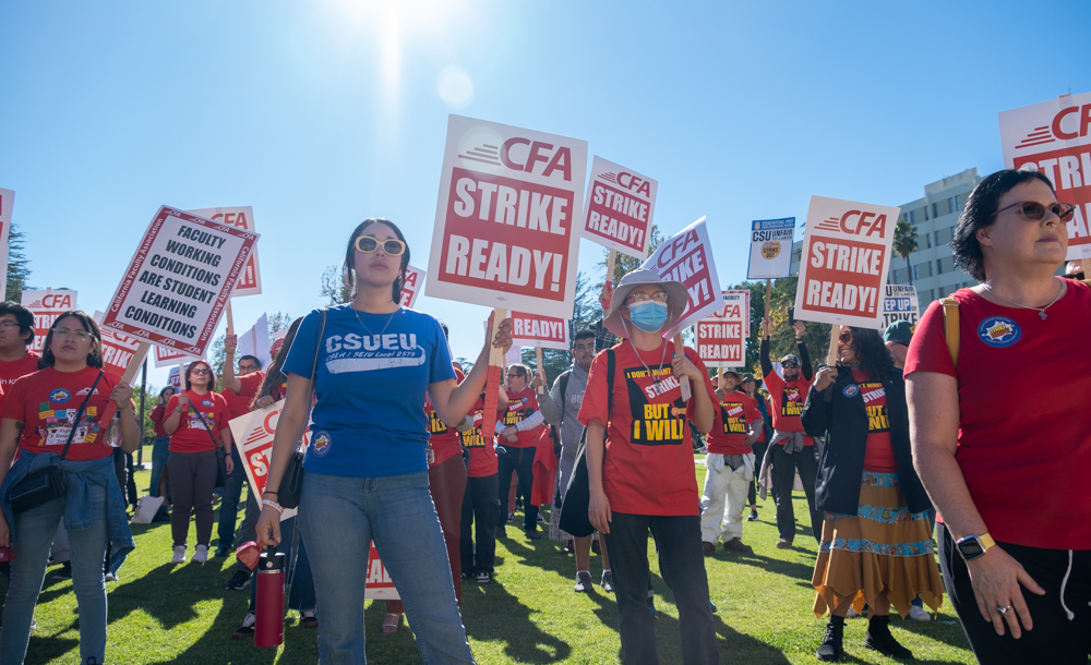 Students, CFA, and CSUEU members strike outside CSUNs library in Northridge, Calif., on Dec. 5, 2023. 
