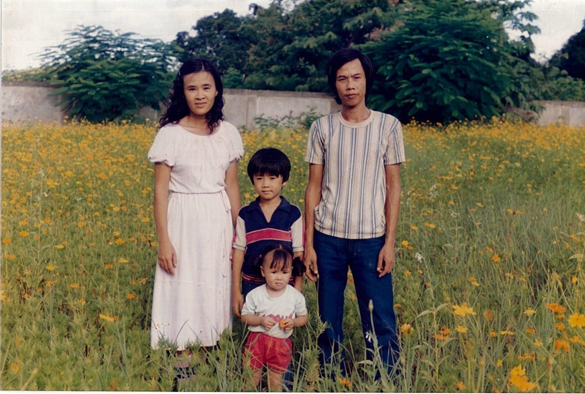 Tommys+father+%28right%29+and+his+wife+and+children+at+the+Philippine+Refugee+Processing+Center+%28PRPC%29+in+1985.