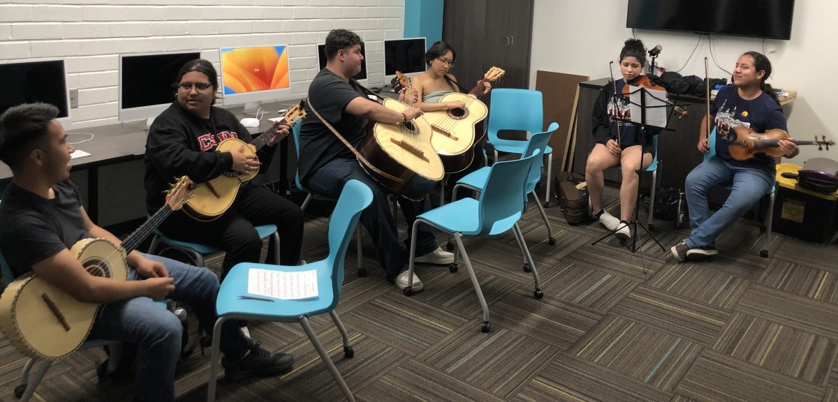 Mariachi Aztlán rehearses during club meeting