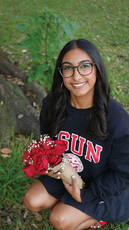Emily Maciel, editora de la sección de Deportes posa para una foto. (Fotografía de Jacob Gambina)