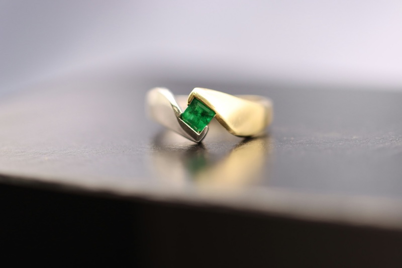 Tsavorite vs. emerald: What jewelry experts recommend