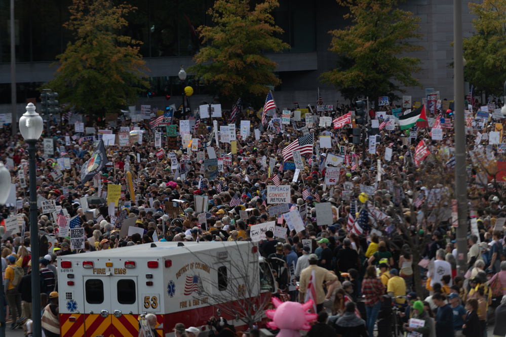 Miles de personas se reúnen cerca del Capitolio durante la protesta "No Kings 2" en Washington D.C. el 18 de Octubre de 2025.
