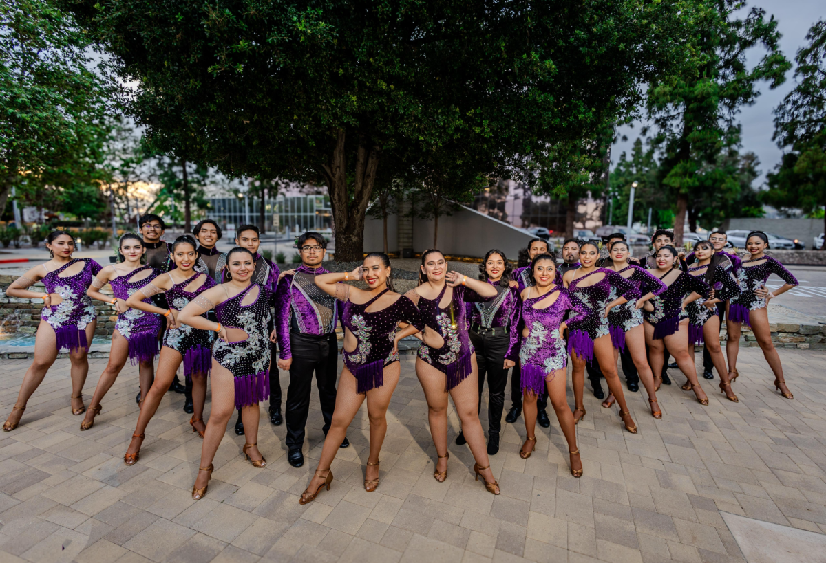 Miembros de Salsa Libre en una de sus actuaciones en 2024. (Foto cortesía del club CSUN Salsa Libre)