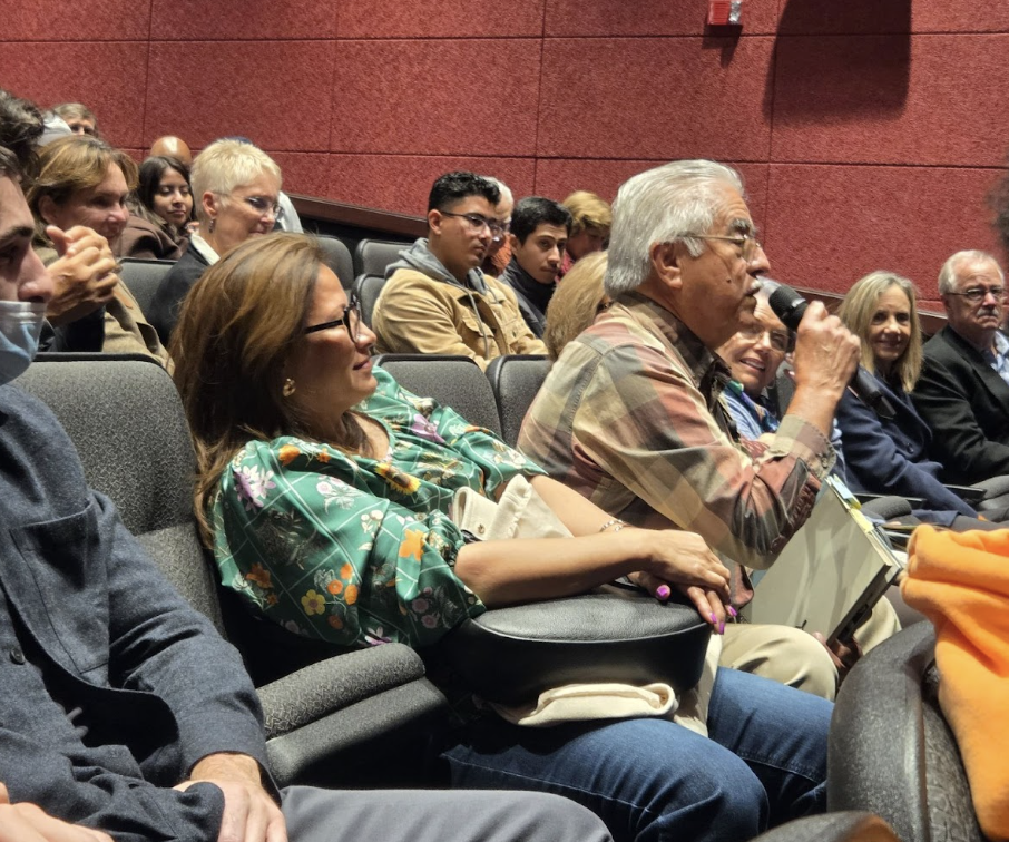 Miembros del público durante la sesión de preguntas y respuestas con los productores de La Bamba. 