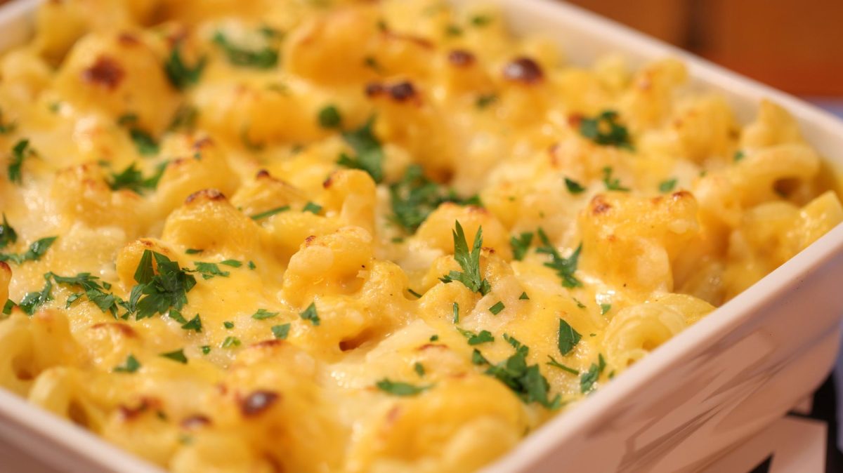 Mac and cheese served on a tray. Photo via Adobe Stock.