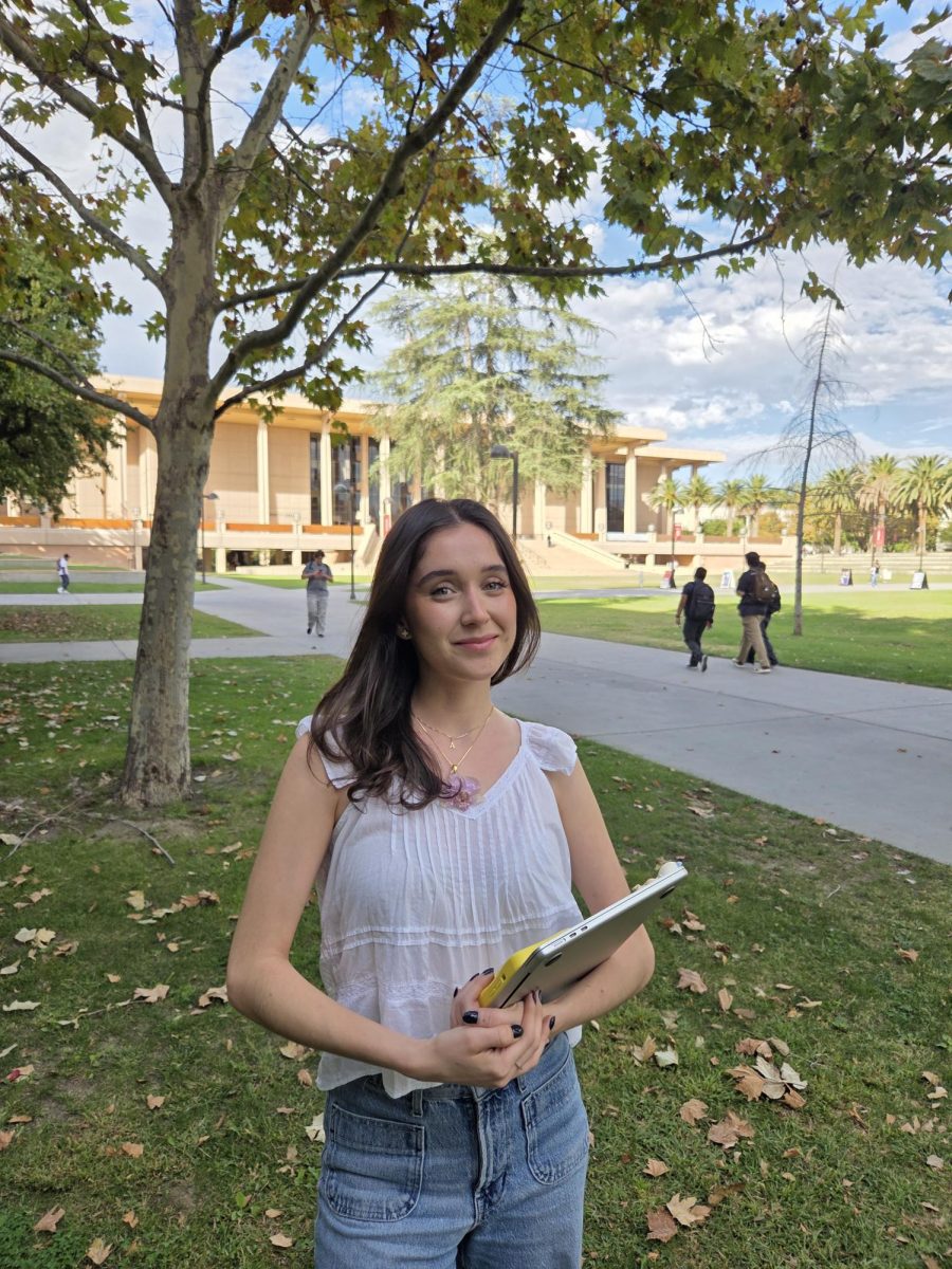 Ana González rumbo a su clase de escritoras latinoamericanas en CSUN.