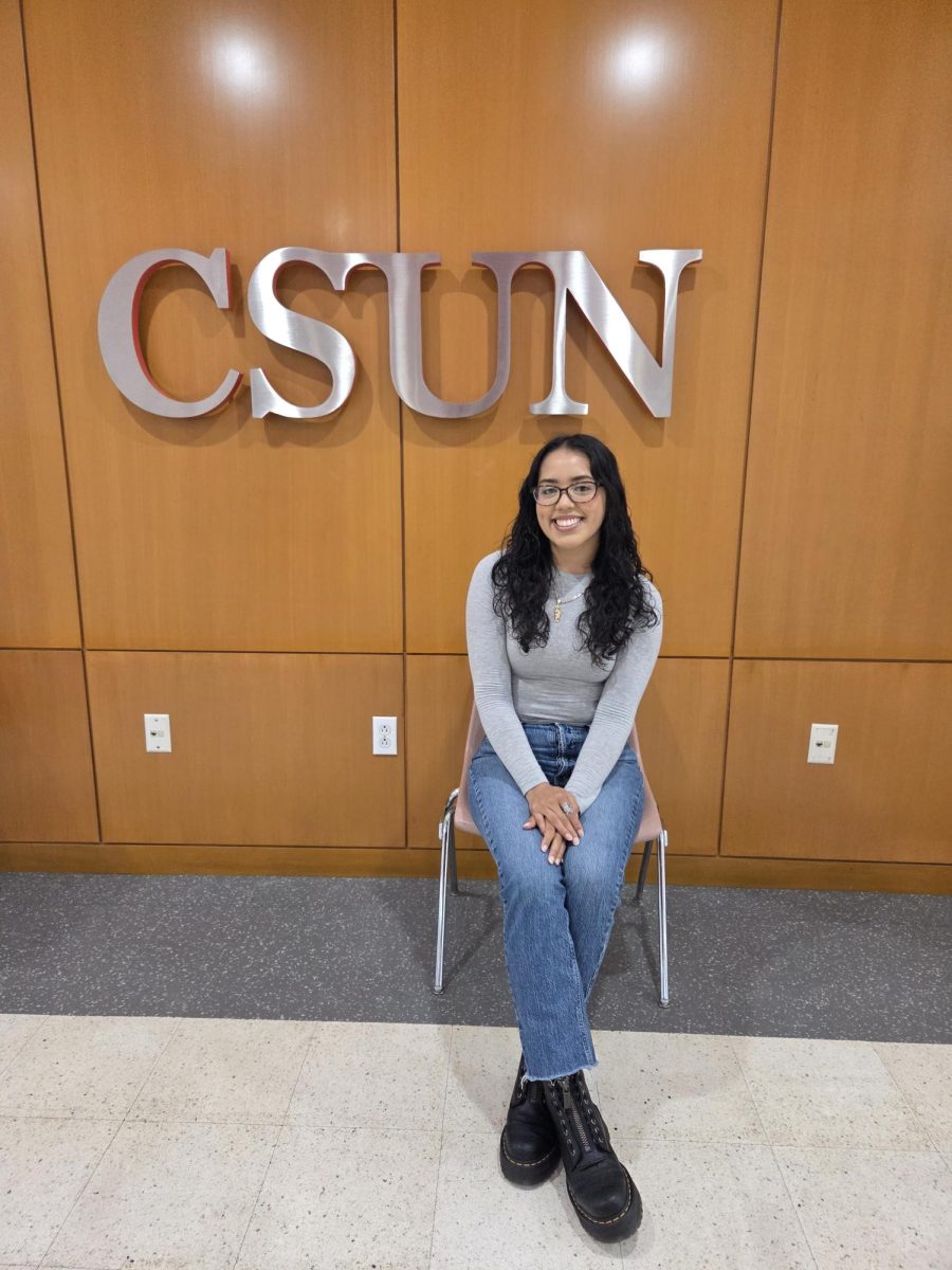 Xithlaly Rodríguez posa en una de las salas de estudio de la Universidad Estatal de California, Northridge.