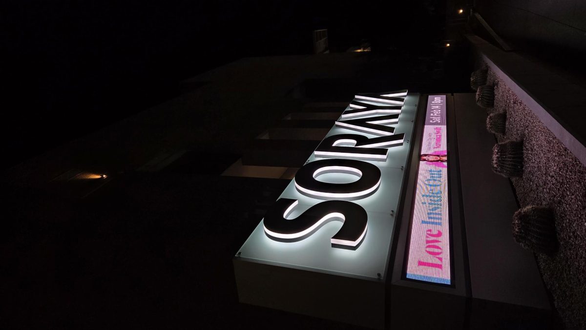 La marquesina iluminada de The Soraya anuncia el espectáculo de Veronica Swift, Love Inside Out (Amor de adentro hacia fuera), en las bellísimas instalaciones del centro artístico.