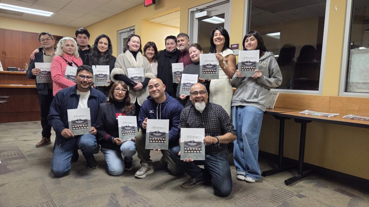 Estudiantes, exalumnos y profesores del Departamento de Español de CSUN se reunieron para celebrar la presentación del Volumen 3 de la revista cultural InVerso.