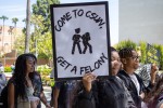 Estudiantes muestran una hoja con el mensaje “Vien a CSUN y recibe un delito” en el Paseo de Jacarandá, en Northridge, California, el 23 de abril de 2026.