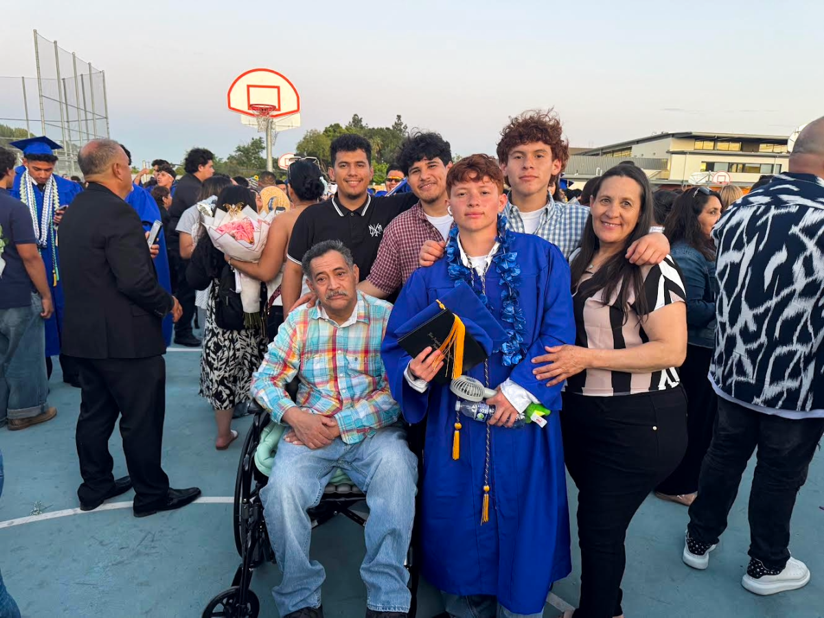Alex Laparra celebra su graduación de la preparatoria John H. Francis Polytechnic junto a su familia el 30 de mayo de 2025, en Sun Valley, California.