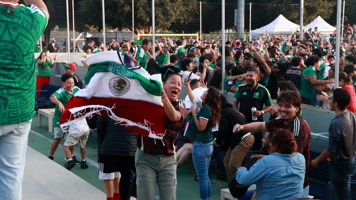 Mexico ends a 40-year knockout drought by advancing to the Round of 16