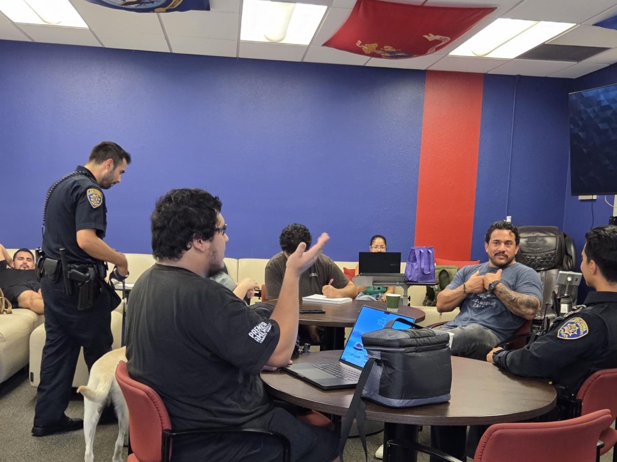 Estudiantes y oficiales del Departamento de Policía de CSUN conviven durante el evento realizado la mañana del martes.