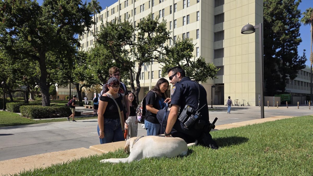 Sunny da la bienvenida a estudiantes de CSUN mientras se dirigen a sus clases al inicio de la semana.