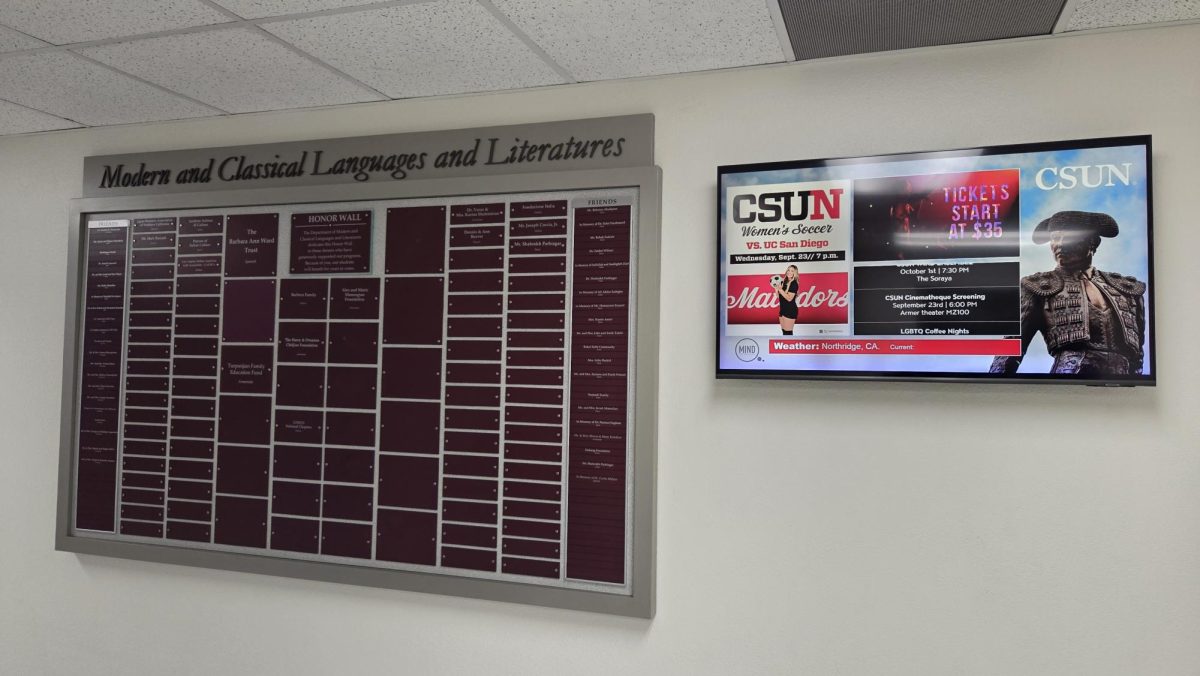 Entrada del Departamento de Lenguas y Literaturas Modernas y Clásicas de la Universidad Estatal de California en Northridge (CSUN) ubicado en el cuarto piso de la Torre Sierra. 