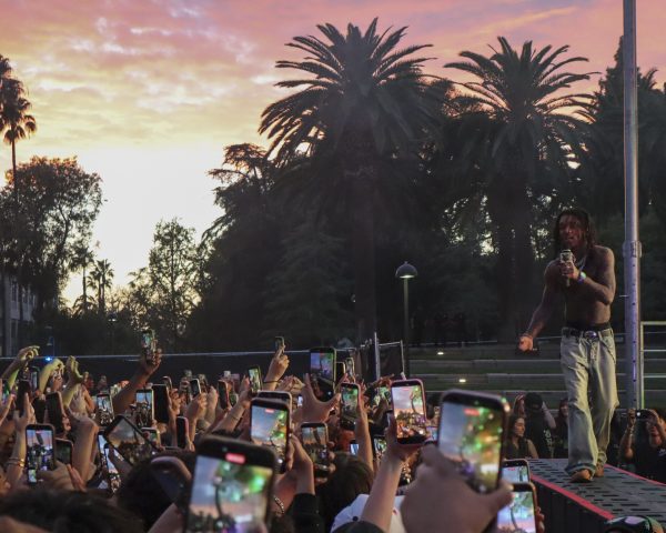 Swae Lee le canta a la multitud durante su actuación en el Gran Show de CSUN en Northridge, Calif., 17 de octubre de 2026.