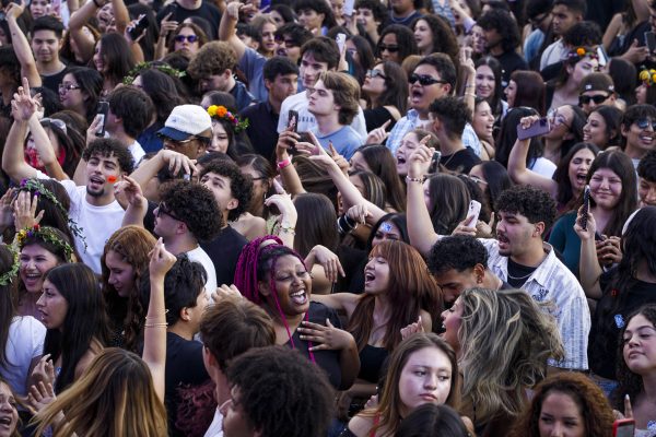 El público baila en el Gran Show de CSUN durante la actuación de Swae Lee en Northridge, Calif., 17 de octubre de 2026.