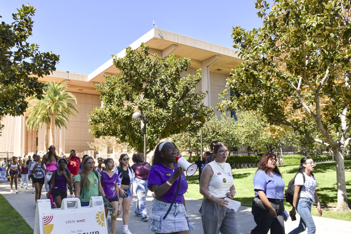 Nhyira Bawua, integrante de la NAACP, encabeza a estudiantes por el campus el 8 de octubre durante la jornada de protesta “Alcemos la voz contra la violencia sexual".